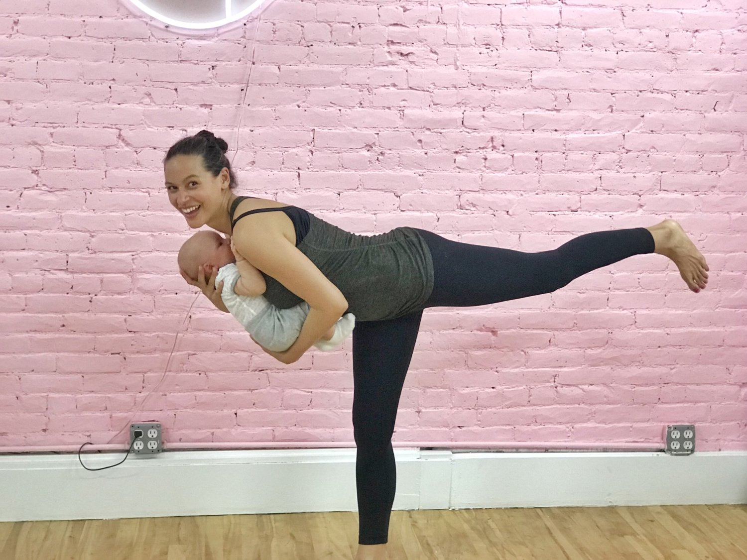 You need this free postpartum yoga class & a back to school freshie!